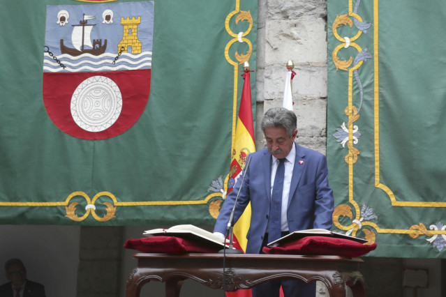Miguel Ángel Revilla toma posesión como presidente de Cantabria por cuarta vez
