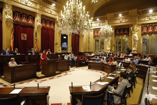 Sala de plenos durante la segunda jornada del debate de investidura de Francina Armengol