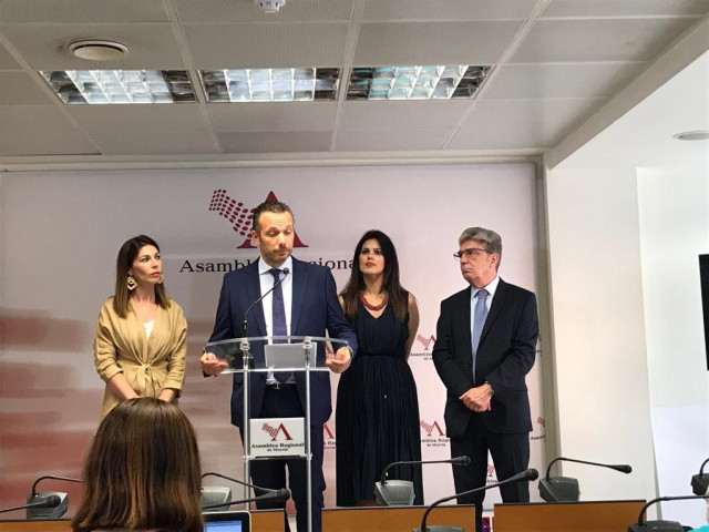 El portavoz del Grupo Parlamentario Popular, Joaquín Segado en rueda de prensa en la Asamblea tras el discruso de López Miras