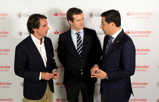 (I-D) El expresidente del Gobierno, José María Aznar, el presidente del Partido Popular, Pablo Casado y el presidente de la Junta de Andalucía, Juan Manuel Moreno Bonilla, durante el acto de apertura del Curso de Verano de FAES en el Real Centro Universit