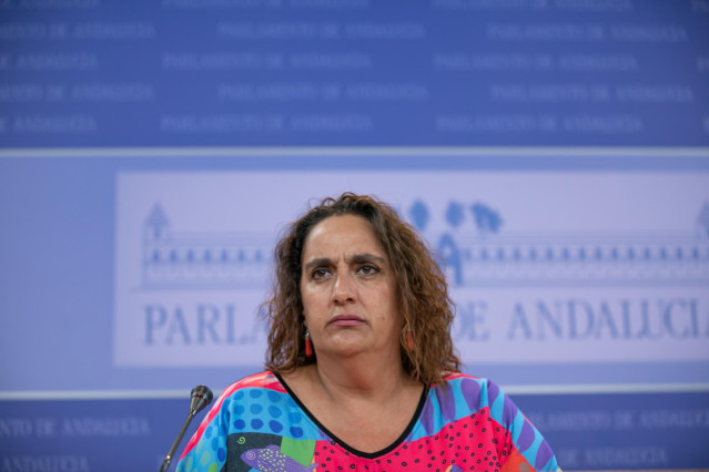 La presidenta del grupo parlamentario de Adelante Andalucía, Ángela Aguilera, en rueda de prensa
