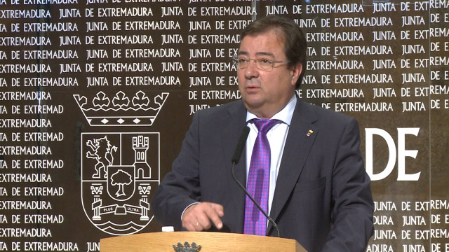 El presidente de la Junta de Extremadura, Guillermo Fernández Vara, en rueda de prensa
