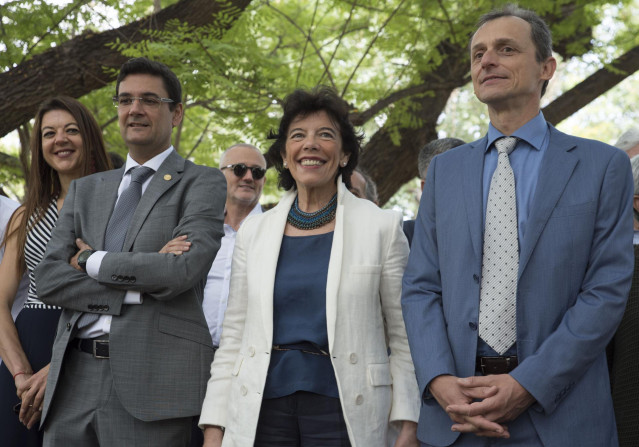 (I-D) La consellera de Innovación y Universidades, Carolina Pascual, el rector de la Universitat Politècnica de València (UPV), Francisco Mora, la ministra de Eduación en funciones, Isabel Celaá y el ministro de Ciencia, Innovación y Universidades en func