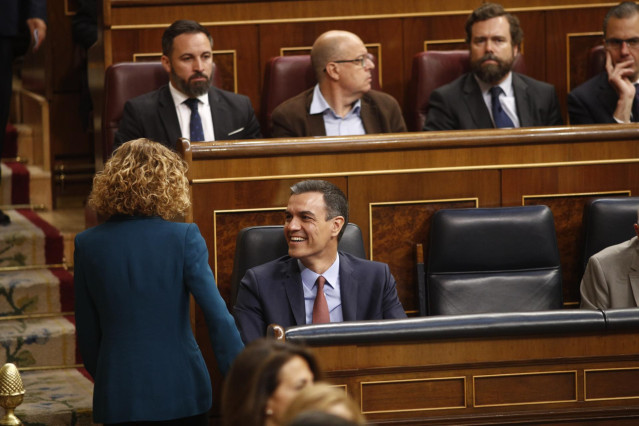 Meritxell Batet y el presidente del Gobierno en funciones, Pedro Sánchez, hablan antes de la sesión constitutiva de la Cámara baja.