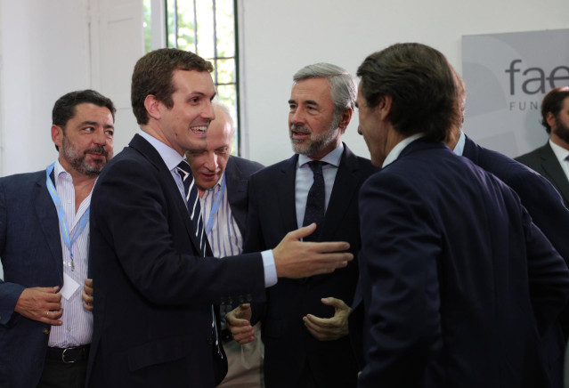 El expresidente del Gobierno, José María Aznar (5i), el presidente del Partido Popular, Pablo Casado (2i) y el exministro del Interior, Ángel Acebes (4i), durante el acto de apertura del Curso de Verano de FAES en el Real Centro Universitario Escorial-Mar