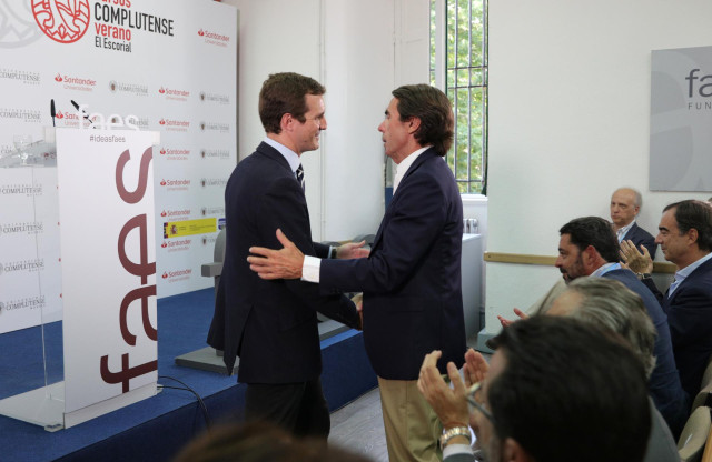 (I-D) El presidente del Partido Popular, Pablo Casado y el expresidente del Gobierno, José María Aznar, tras la intervención de Casado en el acto de apertura del Curso de Verano de FAES en el Real Centro Universitario Escorial-María Cristina de San Lorenz