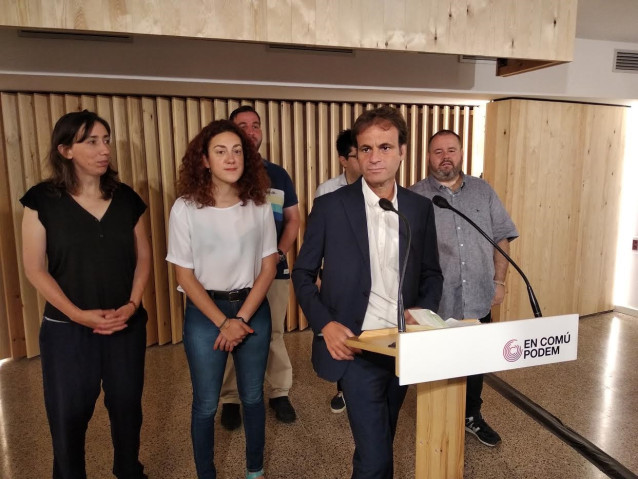 Jaume Asens con el resto de diputados de los comuns en el Congreso