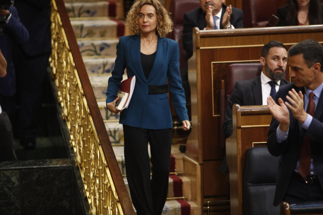 El presidente del Gobierno en funciones, Pedro Sánchez, aplaude a Meritxell Batet tras ser elegida presidenta del Congreso