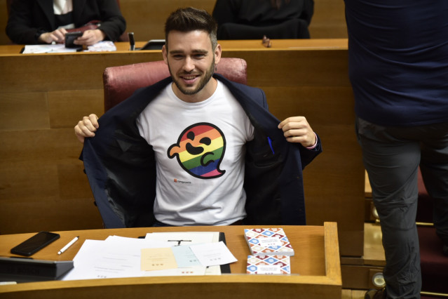 El portavoz de Compromís en las Cortes, Fran Ferri, enseña una camiseta en la que está impresa 'Gaysper': el fantasma utilizado por Vox que se ha convertido en icono LGTBI, el mimso día en el toman su escaño de los diputados de la formación de ultraderech
