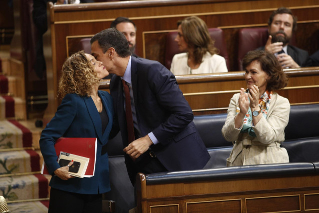 El presidente del Gobierno en funciones, Pedro Sánchez, besa a Meritxell Batet tras ser elegida presidenta del Congreso de los Diputados durante la sesión constitutiva de la Cámara Baja de la XIII Legislatura.