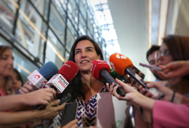 La candidata de Vox a la Presidencia de la Comunidad de Madrid, Rocío Monasterio, ofrece declaraciones a los medios de comunicción a su llegada a la Asamblea de la capital.