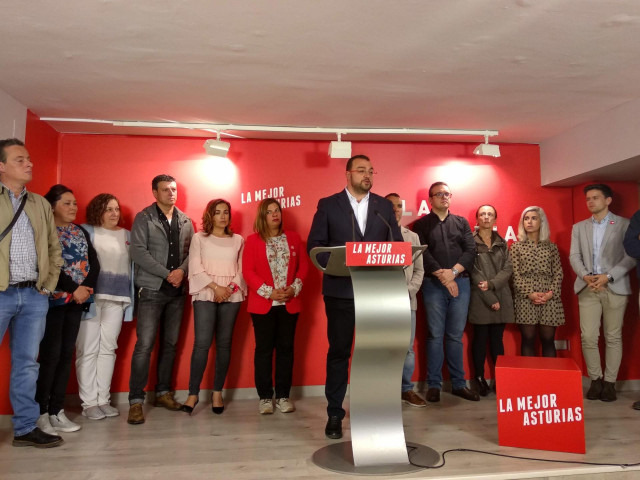 El secretario general de la Federación Socialista Asturiana (FSA-PSOE) y candidato a la Presidencia del Principado, Adrián Barbón, en rueda de prensa junto a los miembros de la candidatura del PSOE a la Junta General del Principado de Asturias un día ante
