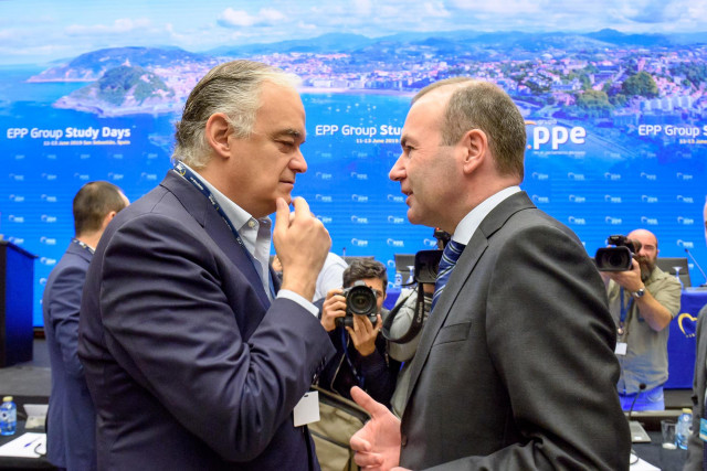 El vicepresidente del PPE, Esteban González Pons (i), y el presidente del Grupo PPE y candidato a presidir la Comisión Europea, Manfred Weber (d), en el Kursaal de Donosti durante la inauguración de las jornadas de trabajo del Partido Popular Europeo, EPP
