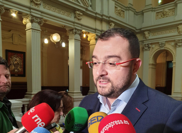 El candidato del PSOE a la Presidencia de Asturias, Adrián Barbón, atiende a los medios.