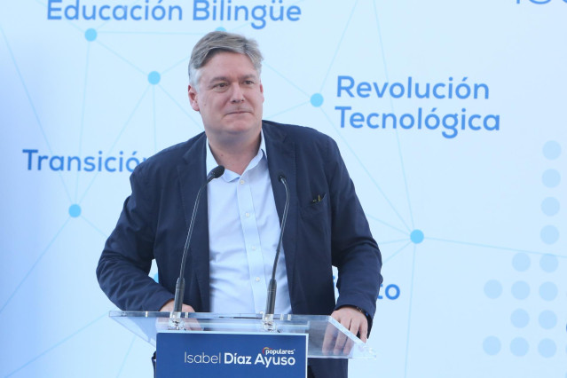 El candidato del Partido Popular al Parlamento Europeo Antonio López Istúriz interviene en un acto electoral en Pozuelo de Alarcón.