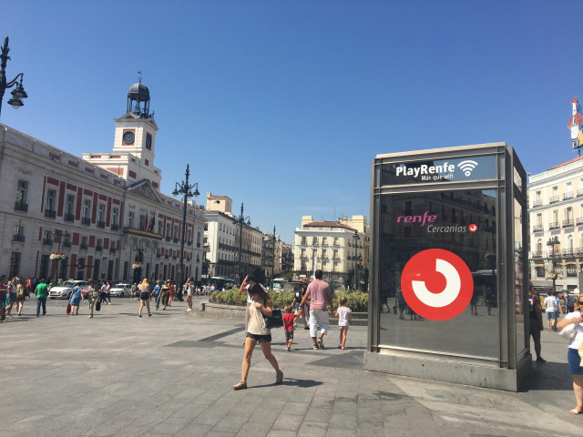 Fotos de recurso de la estación de metro y cercanías de Sol y de la Puerta del Sol, en Madrid