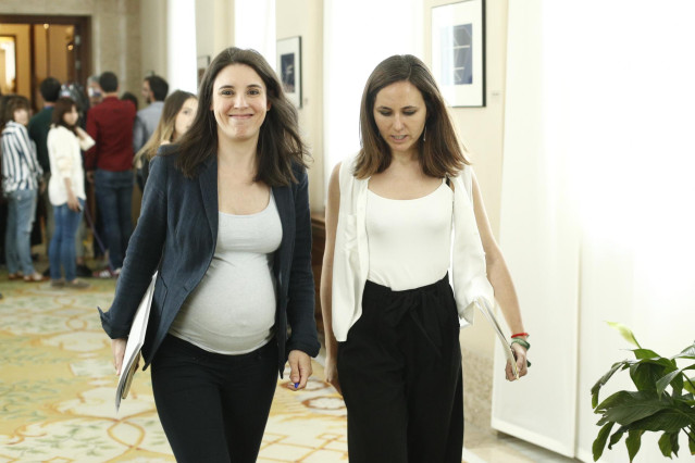 (I-D) La portavoz parlamentaria de Unidas Podemos, Irene Montero y la diputada de Podemos, Ione Belarra, a su llegada a la reunión de la Junta de Portavoces del Congreso de los Diputados.