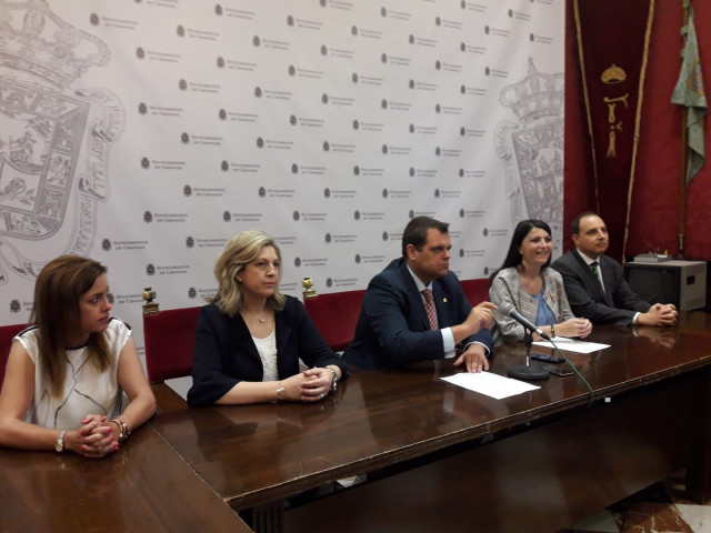Macarena Olona en rueda de prensa junto a miembros del grupo municipal de Vox en el Ayuntamiento de Granada