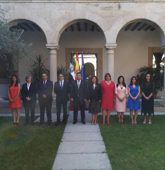 Foto de familia del nuevo Consejo de Gobierno de la Junta de Extremadura tras la toma de posesión de los consejeros