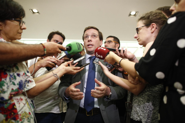 El alcalde de Madrid, José Luis Martínez-Almeida, ofrece declaraciones a los medios de comunicación antes de la celebración de una sesión plenaria en el Ayuntamiento de Madrid.