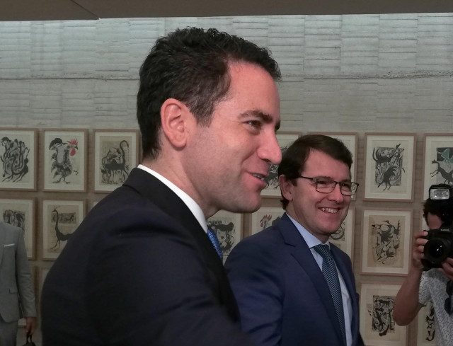 García Egea junto a Fernández Mañueco en las Cortes de Castilla y León