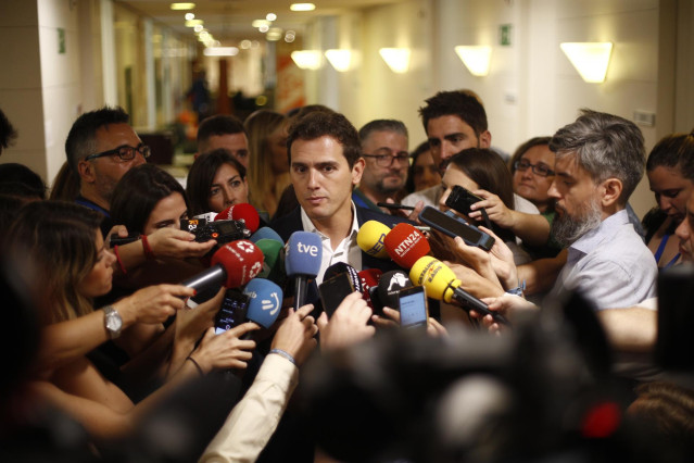 El president de Cs, Albert Rivera, fa declaracions als mitjans al Congrés