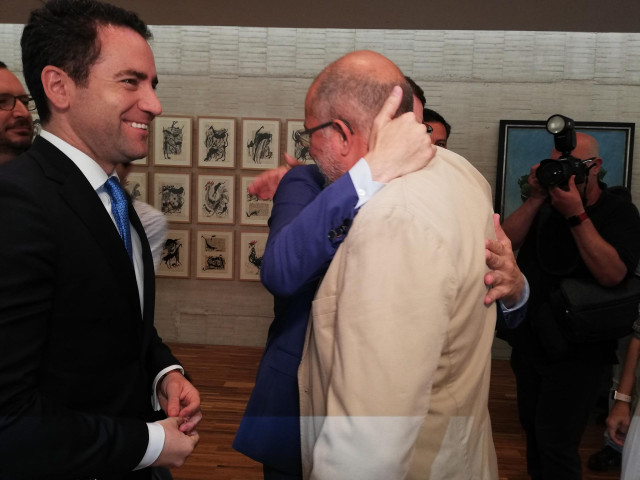 García Egea (I) observa el abrazo entre Mañueco e Igea.