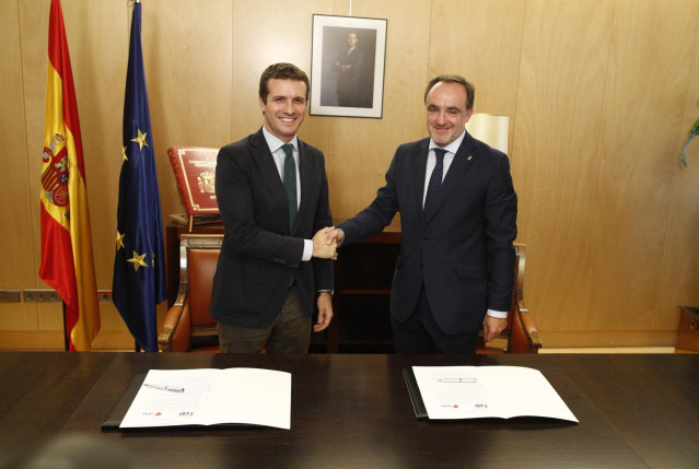 El presidente del PP, Pablo Casado (i) y el presidente de UPN, Javier Esparza, durante su reunión en el Congreso de los Diputados.