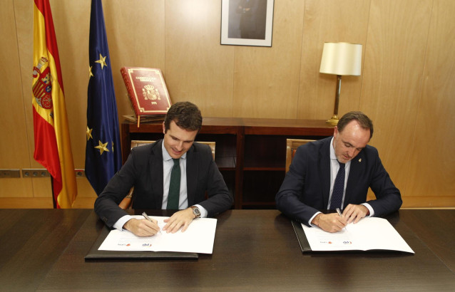 El presidente del PP, Pablo Casado (i) y el presidente de UPN, Javier Esparza, durante su reunión en el Congreso de los Diputados.
