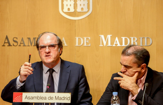 El candidato del PSOE a la Presidencia de la Comunidad de Madrid, Ángel Gabilondo(i), juano al presidente del PSOE en la Comunidad de Madrid,  José Manuel Franco, ofrece declaraciones a los medios de comunicación tras su reunión con Más Madrid en la Asamb