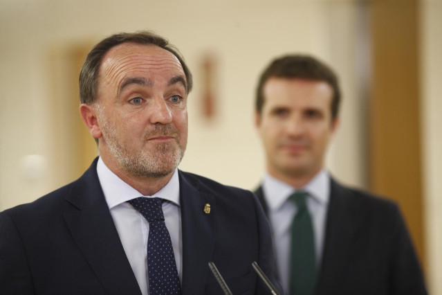 El presidente de UPN, Javier Esparza, y el presidente del PP, Pablo Casado, ofrecen declaraciones a los medios de comunicación tras su reunión en el Congreso de los Diputados.