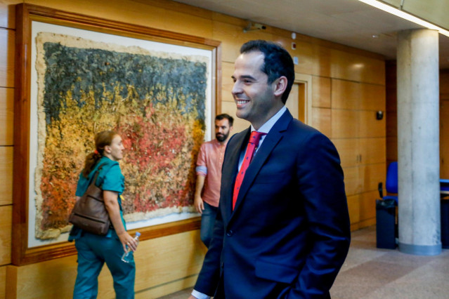 El portavoz de Ciudadanos en el Parlamento regional, Ignacio Aguado, se dirige a su reunión con el presidente de la Asamblea de Madrid.