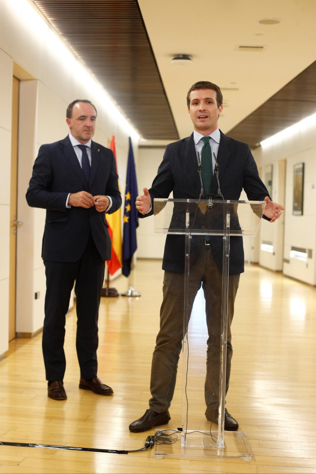 El presidente de UPN, Javier Esparza (i), y el presidente del PP, Pablo Casado, ofrecen declaraciones a los medios de comunicación tras su reunión en el Congreso de los Diputados.