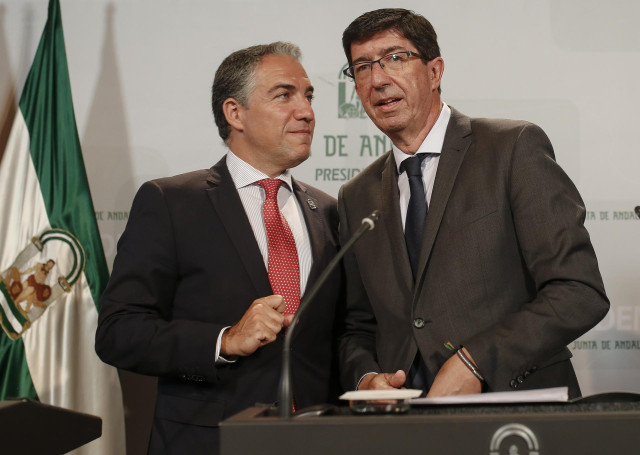 El consejero de la Presidencia, Administración Pública e Interior y portavoz del Gobierno andaluz, Elías Bendodo, y el vicepresidente de la Junta y consejero de Turismo, Regeneración, Justicia y Administración Local, Juan Marín, en la rueda de prensa post