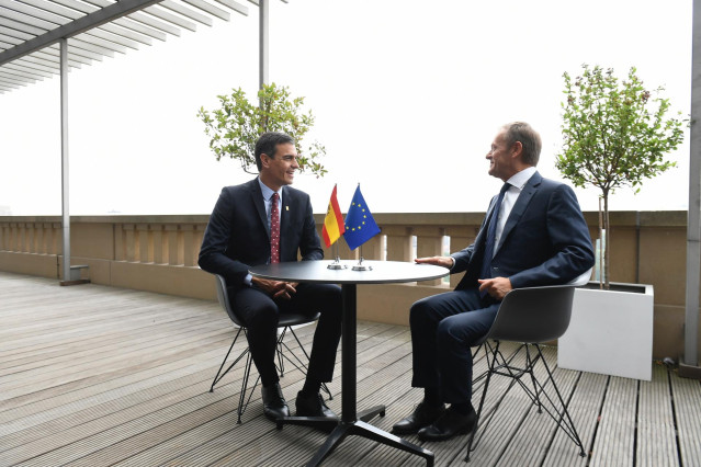 El presidente del Gobierno en funciones, Pedro Sánchez, y el presidente del Consejo europeo, Donald Tusk, en Bruselas en la ronda de contactos previos a la cumbre europea para pactar el reparto de altos cargos.
