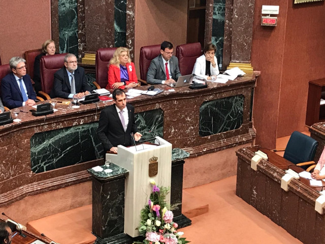 El portavoz de VOX en la Asamblea, Juan José Liarte, durante su intervención en el debate de investidura