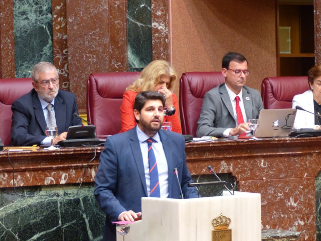 El candidato del PP para presidir la Comunidad Autónoma, Fernando López Miras, en el debate de investidura