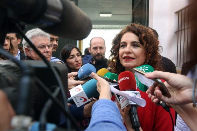 La ministra de Hacienda y cabeza de lista del PSOE al Congreso por Sevilla, MarÃ­a JesÃºs Montero, atiende a los medios tras acudir a votar.