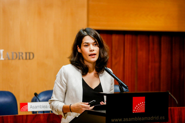 La portavoz de Unidas Podemos en la Asamblea de Madrid, Isa Serra, ofrece declaraciones a los medios tras su reunión con el presidente de la Asamblea.