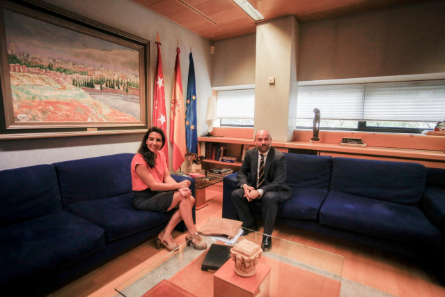El presidente de la Asamblea de Madrid, Juan Trinidad, se reúne con la candidata de Vox a la presidencia de Madrid, Rocío Monasterio.