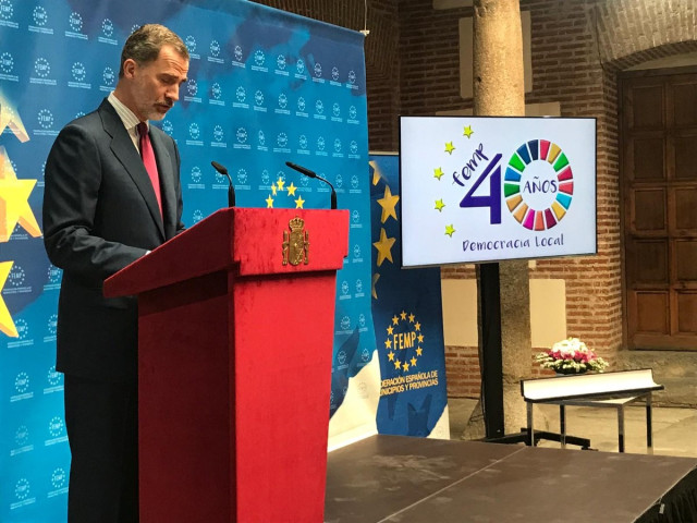 El Rey Felipe VI recibe de la Federación Española de Municipios y Provincias (FEMP) la Llave de Oro del Municipalismo, en el 40 anivesario de las primeras elecciones democráticas.