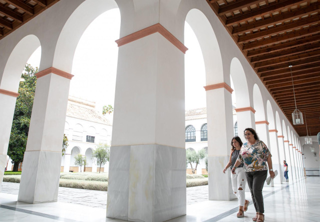 La presidenta del grupo parlamentario de Adelante Andalucía, Ángela Aguilera, en rueda de prensa