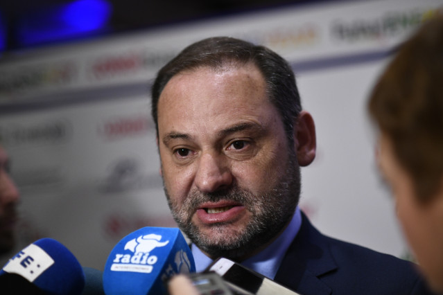 El ministro de Fomento, José Luis Ábalos, ofrece declaraciones a los medios de comunicación a la llegada del foro de debate 'Energyear Mediterránea 2019' en el Hotel Intercontinental de Madrid.