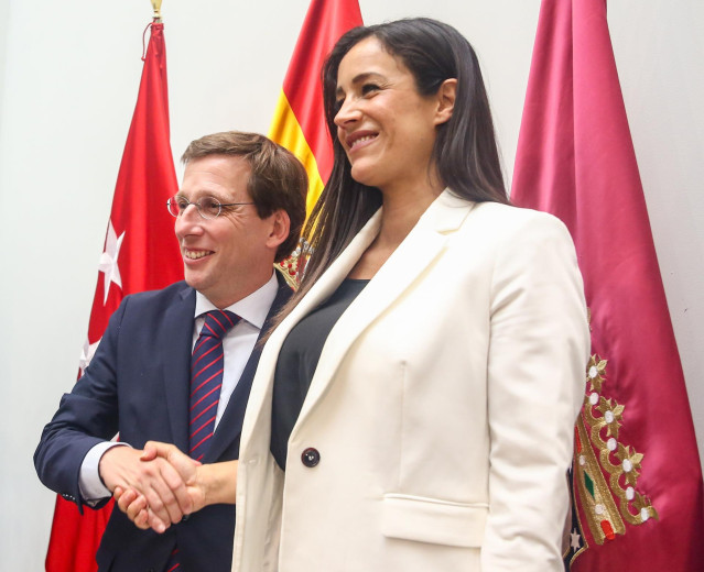 Imagen de archivo de  alcalde de Madrid, José Luis Martínez-Almeida, y la nueva vicealcaldesa de Madrid, Begoña Villacís.