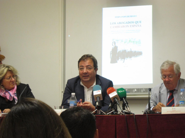 Vara en la presentación en Badajoz del libro 