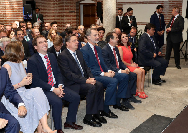 (I-D) El alcalde de Madrid, José Luis Martinez- Almeida, el ministro de Agricultura, Pesca y Alimentación en funciones, Luis Planas, el Rey Felipe VI, el Presidente de la FEMP y alcalde de Vigo, Abel Caballero y la portavoz y vicesecretaria general del PS