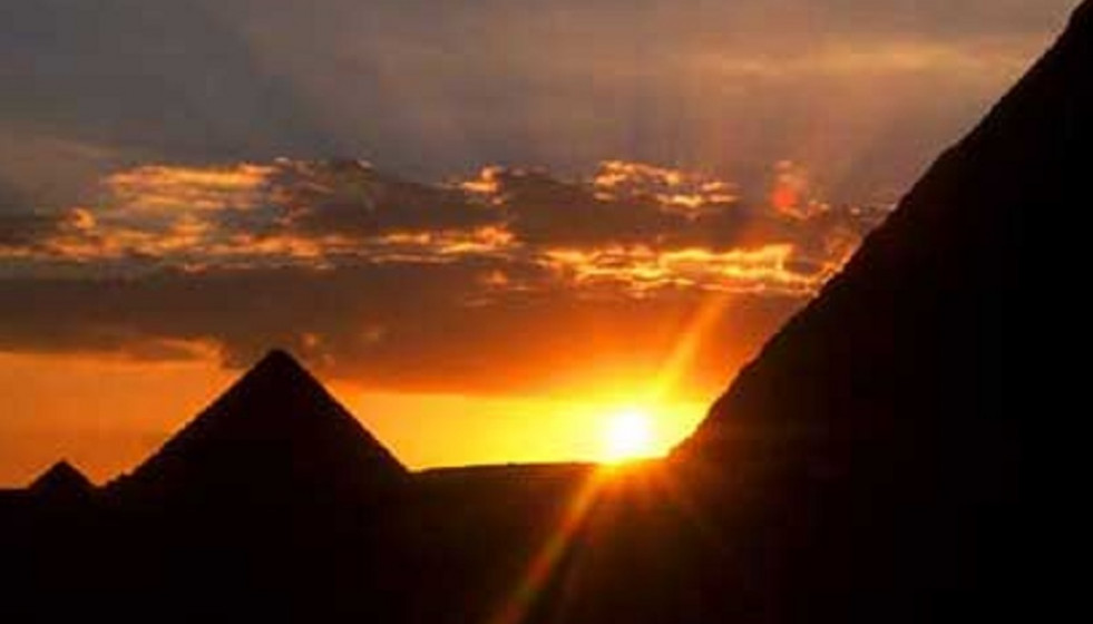 Pirámides en una puesta de sol