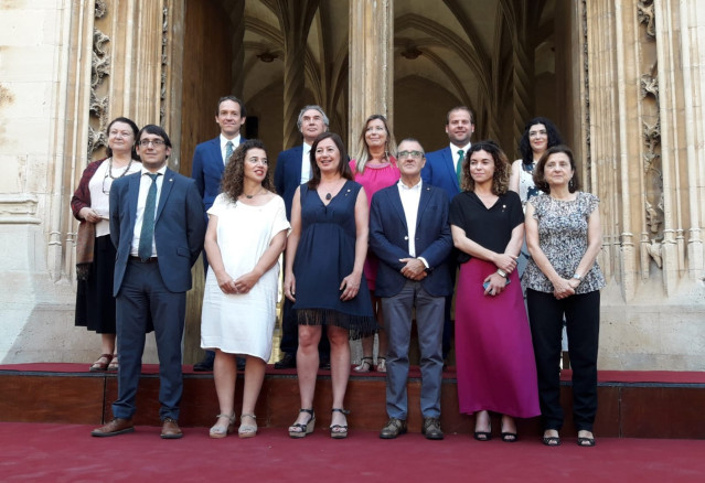 Foto de familia del nuevo Govern de Francina Armengol para la etapa 2019-2020, después de tomar posesión del cargo los nuevos consellers