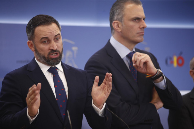(I-D) El líder de Vox, Santiago Abascal; y el secretario general del partido, Javier Ortega Smith durante una rueda de prensa en el Congreso de los Diputados.
