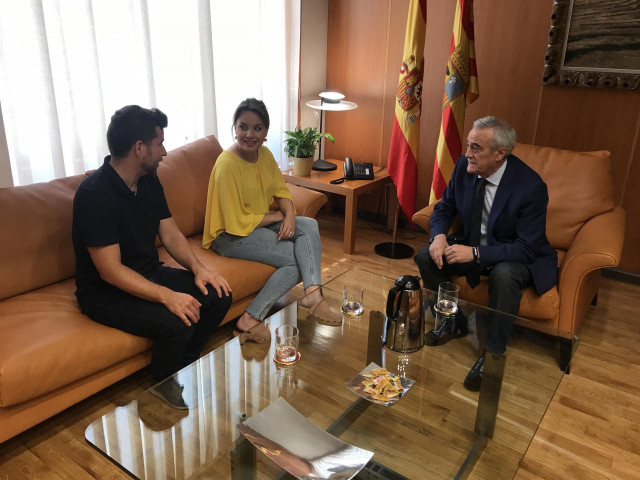 El presidente de las Cortes de Aragón, Javier Sada, se ha reunido con los representantes de Podemos, Nacho Escartín y Maru Días